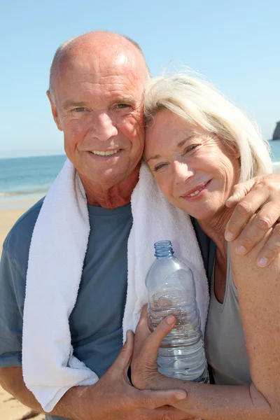 Portret lekkoatletycznego starszy para na plaży — Zdjęcie stockowe