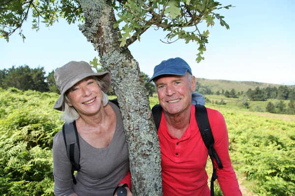 Boldog idősebb pár kirándulás a természetes táj portré — Stock Fotó