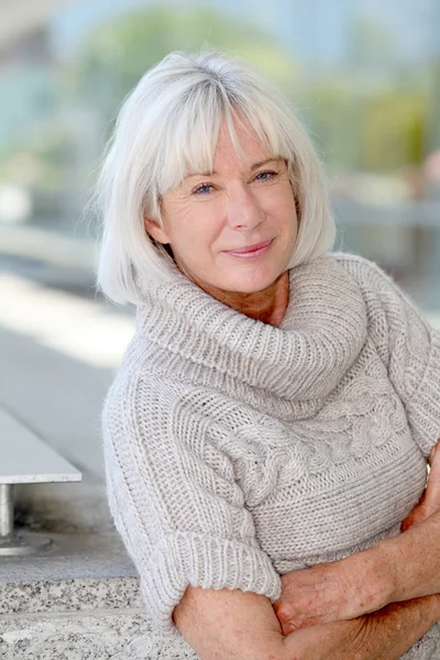 Retrato de mujer mayor hermosa — Foto de Stock