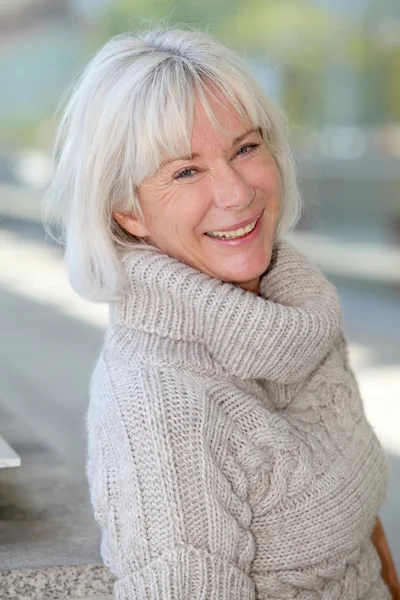 Retrato de mujer mayor hermosa — Foto de Stock