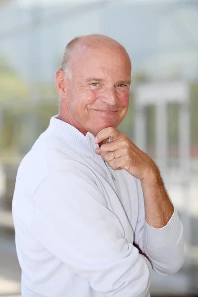 Retrato de hombre mayor guapo con suéter azul — Foto de Stock