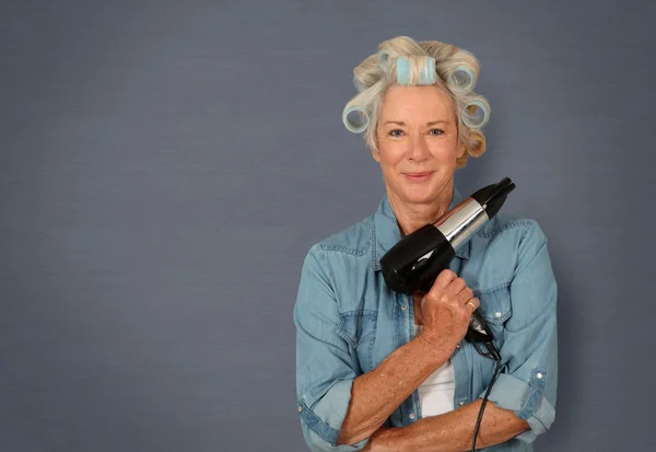 Retrato de mulher idosa com encrespadores de cabelo — Fotografia de Stock