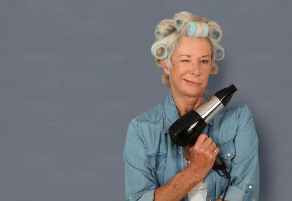 Retrato de mulher idosa com encrespadores de cabelo — Fotografia de Stock