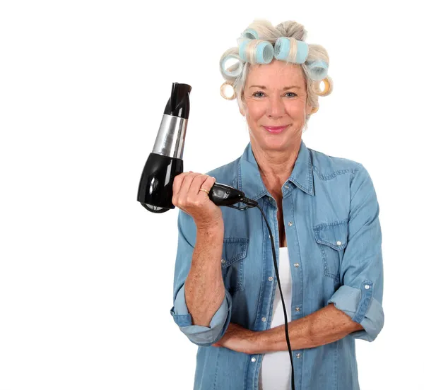 Retrato de mulher idosa com encrespadores de cabelo — Fotografia de Stock