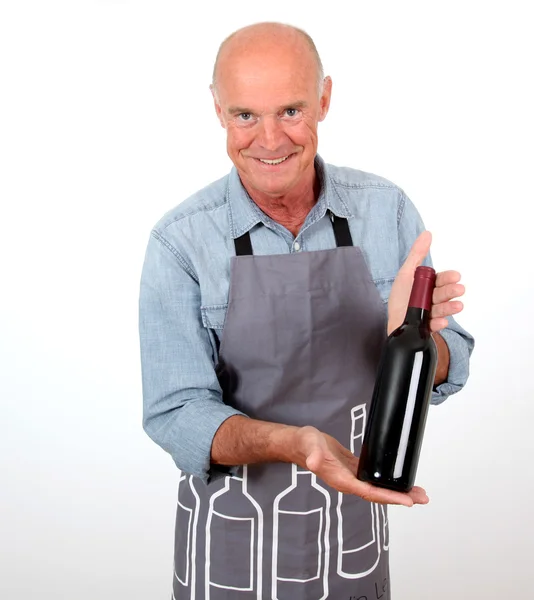 Retrato de enólogo sênior segurando garrafas de vinho — Fotografia de Stock