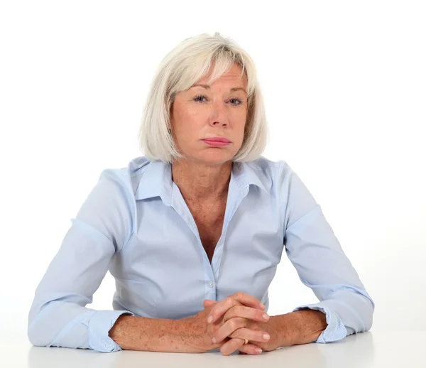 Retrato de mulher idosa com expressão entediada — Fotografia de Stock