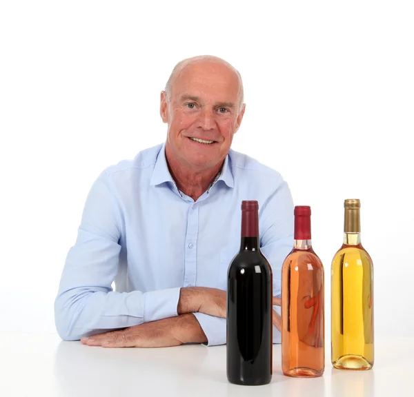 Retrato de enólogo con botellas de vino — Foto de Stock