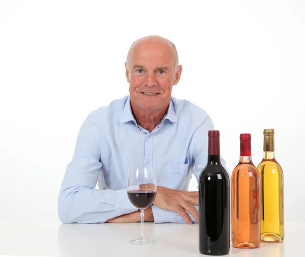 Porträt des Winzers bei der Weinprobe — Stockfoto