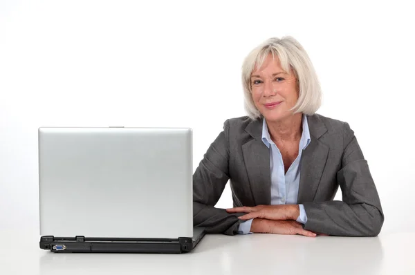 Portret van senior zakenvrouw met laptopcomputer — Stockfoto