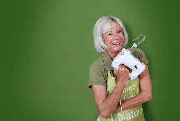 Портрет пожилой женщины с миксером — стоковое фото