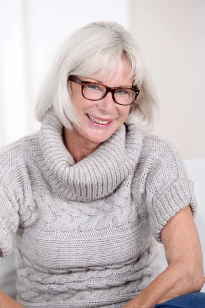 Portré mosolygós idősebb nő szemüveges — Stock Fotó