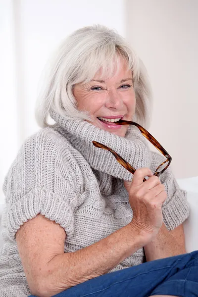 Portret uśmiechniętej starszej kobiety — Zdjęcie stockowe