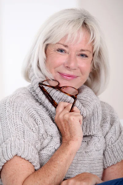 Retrato de mulher idosa sorridente — Fotografia de Stock