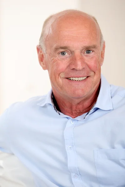 Porträt eines älteren Mannes im blauen Hemd — Stockfoto