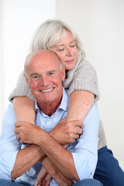 Porträt eines glücklichen Senioren-Paares — Stockfoto