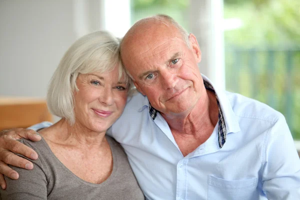 Senior koppel omhelzen elkaar — Stockfoto