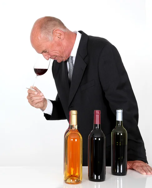 Uomo anziano nel settore del vino — Foto Stock