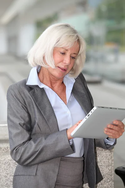 Empresária usando tablet eletrônico fora do aeroporto — Fotografia de Stock