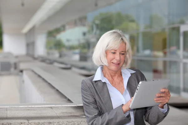 Деловая женщина с помощью электронного планшета за пределами аэропорта — стоковое фото