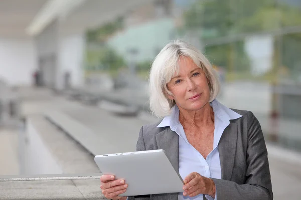 Бізнес-леді, використовуючи електронний планшет за межами аеропорту — стокове фото