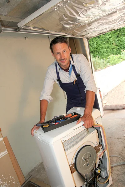 Tesisatçı sabitleme çamaşır makinesi — Stok fotoğraf