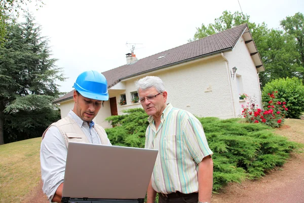 Unternehmer trifft Kunden zu Hause — Stockfoto