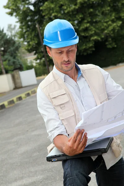 Empreendedor olhando para o mapa da construção — Fotografia de Stock