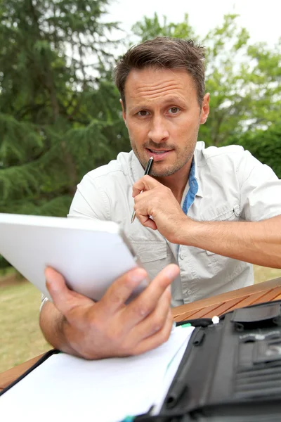 Man working with electronic tablet at home — Stock Photo, Image