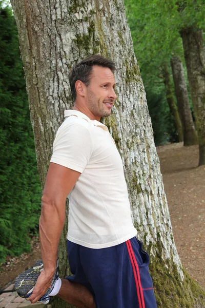 Handsome man doing fitness exercises outside — Stock Photo, Image