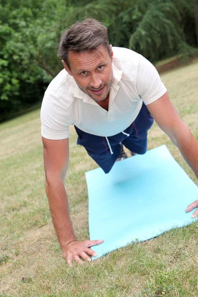 Hombre guapo haciendo ejercicios de acondicionamiento físico fuera — Foto de Stock