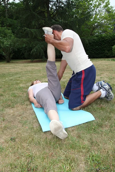 Sports coach utbildning senior kvinna med stretching övningar — 图库照片
