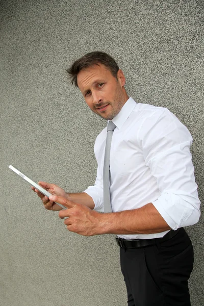 Smiling salesman using electronic tablet — Stock Photo, Image