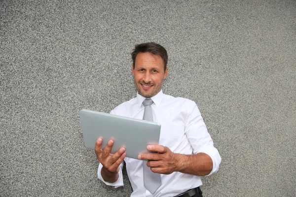 Vendedor sonriente usando tableta electrónica —  Fotos de Stock