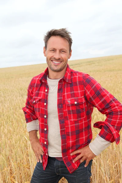 Retrato del hombre sonriente en el campo — Foto de Stock