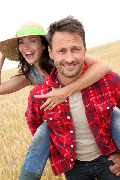 Pareja feliz en el campo —  Fotos de Stock