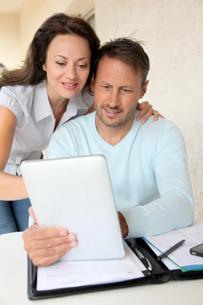 Couple using electronic tablet at home — Stock Photo, Image