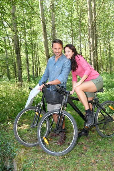 カップルの田園地帯で自転車に乗る — ストック写真
