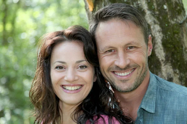 Retrato de casal sorridente na floresta — Fotografia de Stock