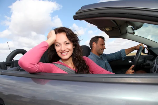 Casal equitação conversível carro — Fotografia de Stock