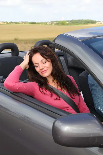 Portret van vrouw in converteerbare auto — Stockfoto