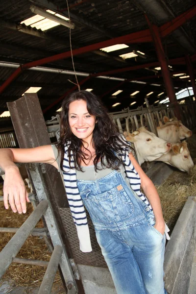 農家の納屋で立っている女性の笑みを浮かべてください。 — ストック写真