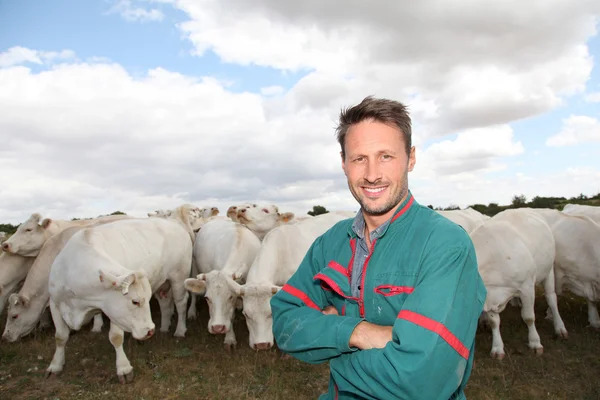 Ritratto di allevatore in piedi in terreni agricoli — Foto Stock