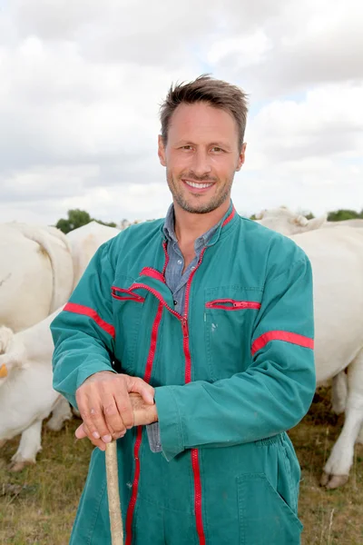 Ritratto di allevatore in piedi in terreni agricoli — Foto Stock