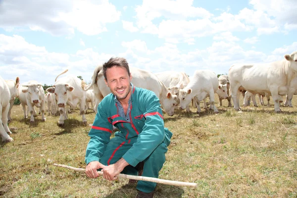 Ritratto di allevatore in piedi in terreni agricoli — Foto Stock