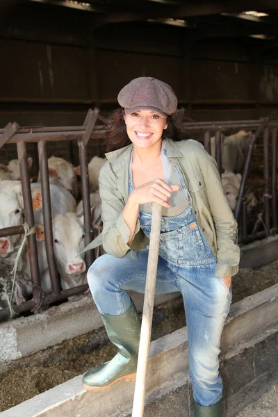 Ritratto di contadino sorridente in fienile — Foto Stock