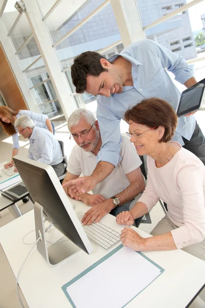 Groep van senior in beroepstraining — Stockfoto