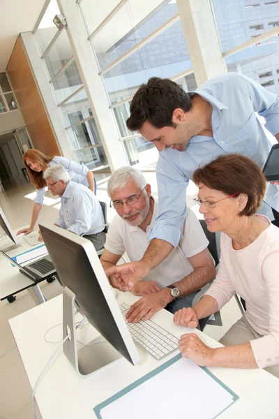 Groep van senior in beroepstraining — Stockfoto