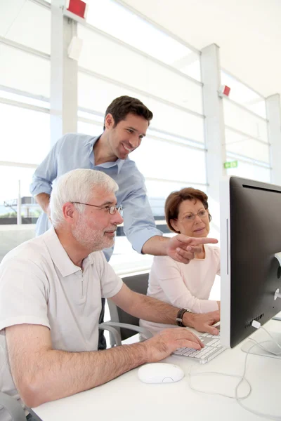 Senior frequentante formazione aziendale — Foto Stock