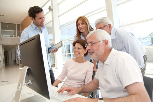 Personas mayores asistiendo a formación empresarial — Foto de Stock