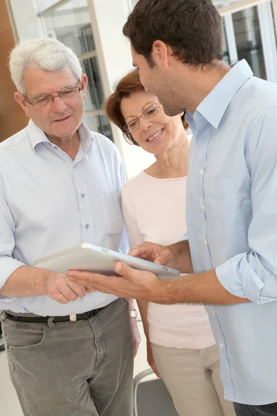 Aprendizaje para personas mayores cómo usar tabletas electrónicas — Foto de Stock